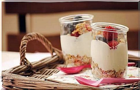 Oats with yogurt and fruit