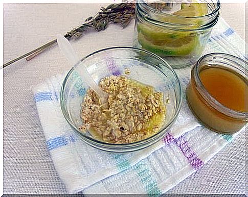 Honey and oat-based exfoliator