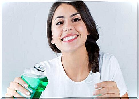 Girl using mouthwash for aphthous stomatitis.