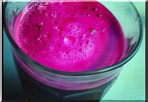 Beetroot, carrot and apple smoothie