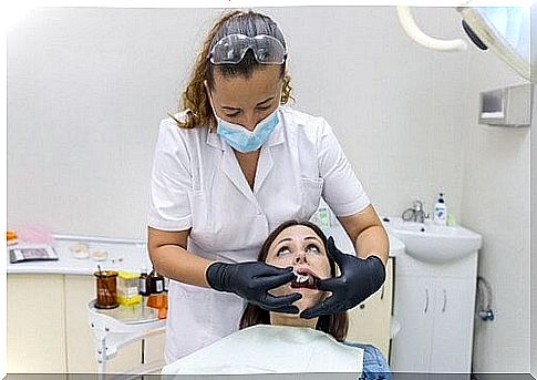 Woman with bruxism visiting the dentist.