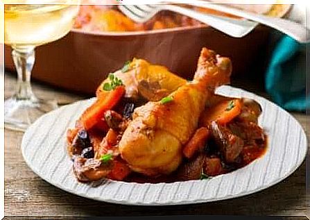 Chicken leg with lemon and peppers.