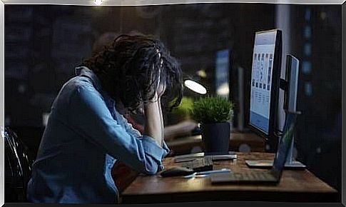 Woman anxious in front of a computer screen.