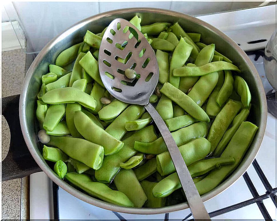 Pot with broad beans