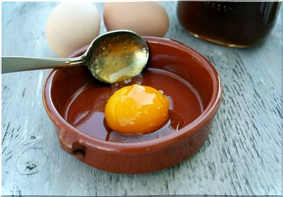 the egg strengthens the hair follicle and prevents hair breakage