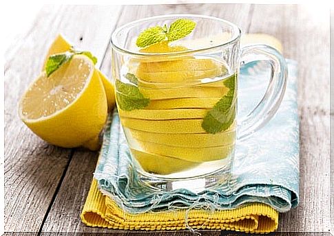 Water and lemon to eliminate abdominal swelling