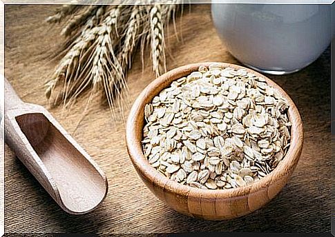 oat flakes in wooden cup