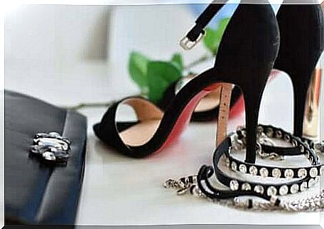 High-heeled shoes and handbag.