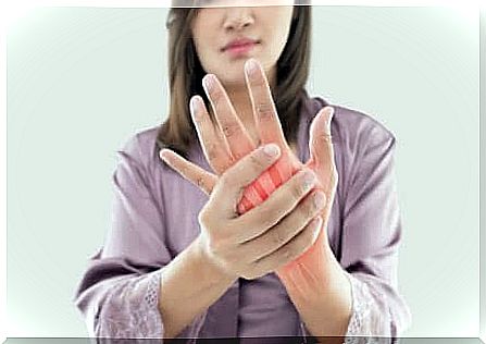 Woman with hand pain.