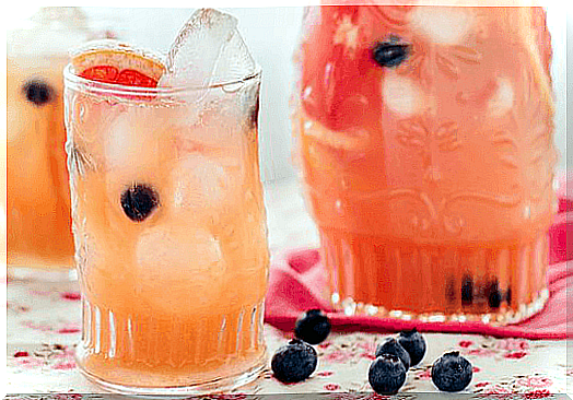 grapefruit juice and blackberries