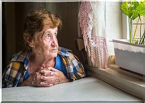 Loneliness: the enemy of the health of the elderly