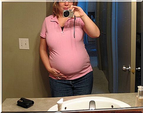 Pregnant woman takes pictures in the bathroom