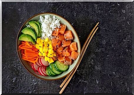 Poke with rice, salmon and avocado.