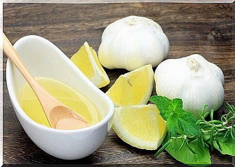 Remedy against bad cholesterol: garlic and lemon