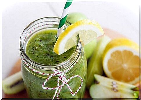 Spinach, apple and lemon smoothie for abdominal fat