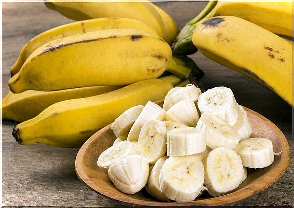 Whole and sliced ​​bananas