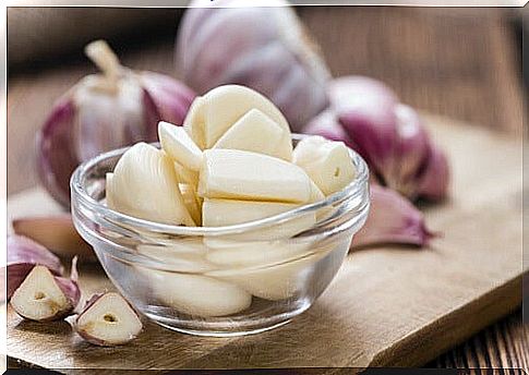 The great benefits of eating garlic on an empty stomach