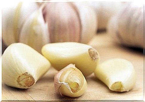 Eat garlic on an empty stomach