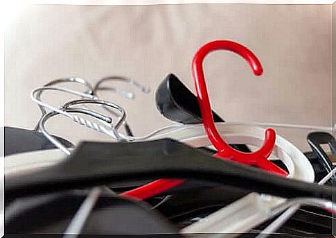 Tidying up the house: the hangers