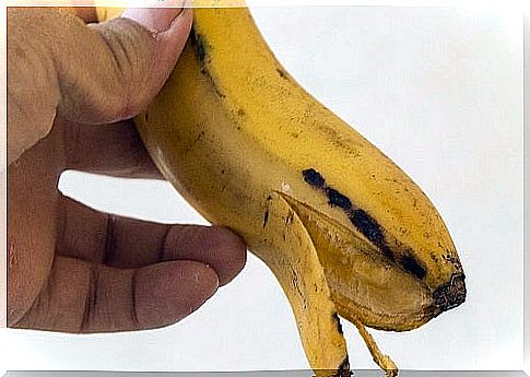 Whiten your teeth with banana peel