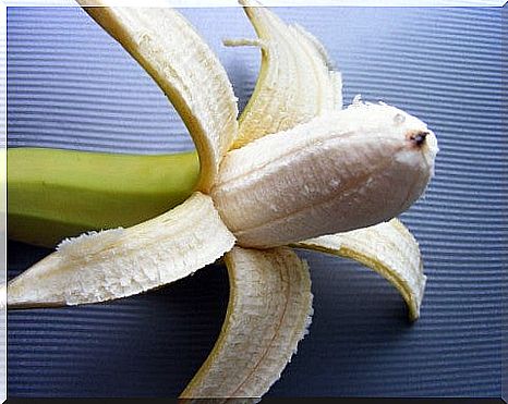 whiten teeth with banana peel